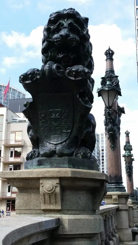 Voorbeeld van beeldhouwwerk in Rotterdam