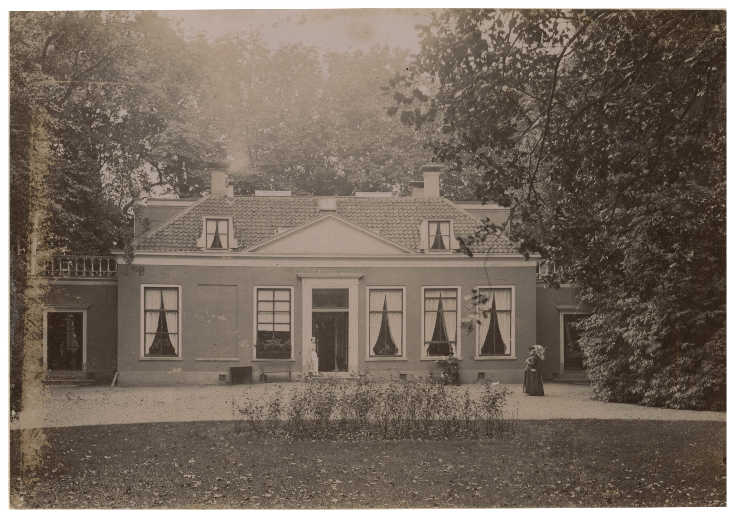 Villa Rozenburg aan de Oudedijk met de voormalige eigenares mevrouw L. Madry, geboren Van Es