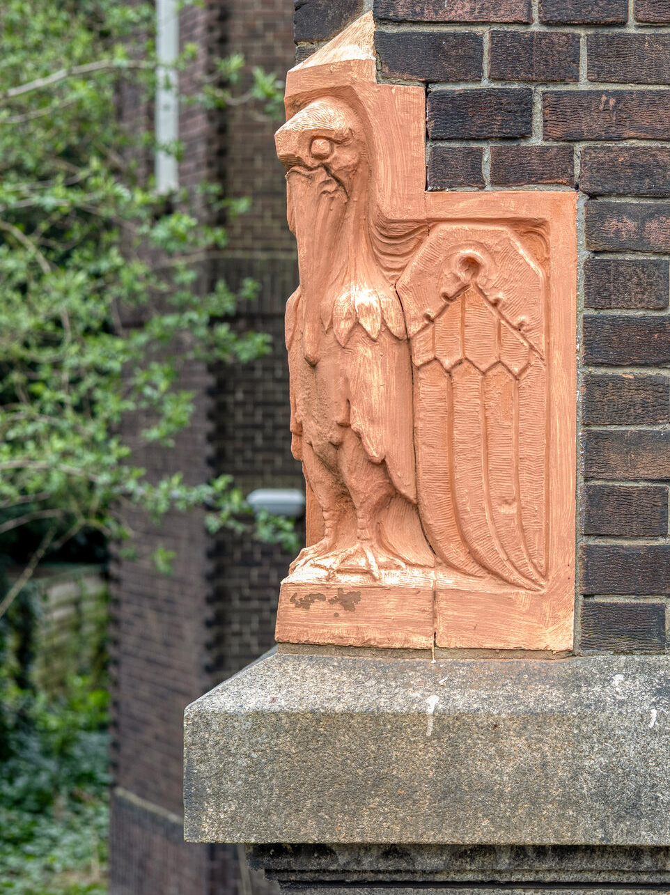 Terracotta ornament op de gevel van Pro Rege