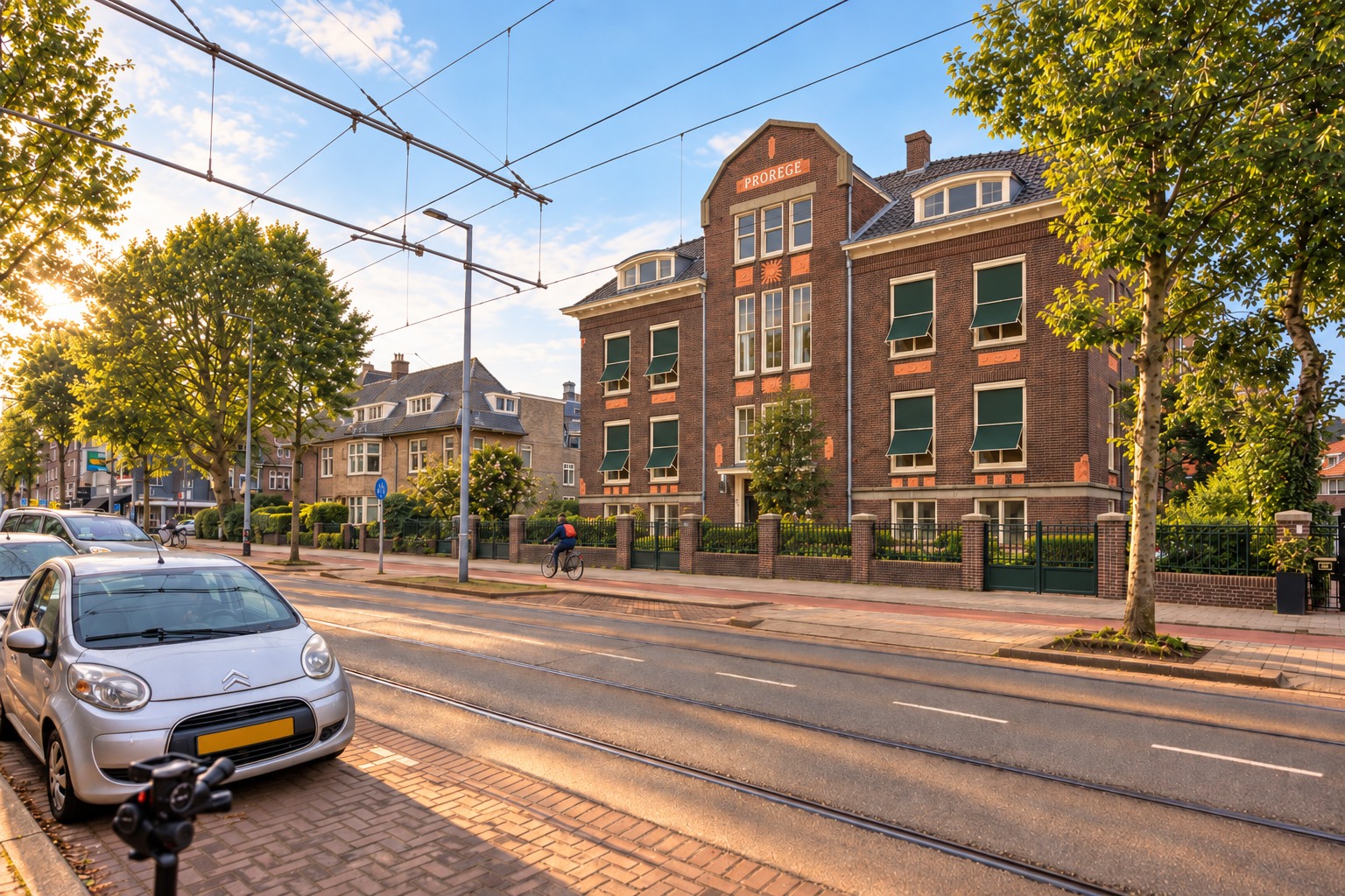 Pro Rege aan de Oudedijk in Rotterdam-Kralingen in warm avondlicht